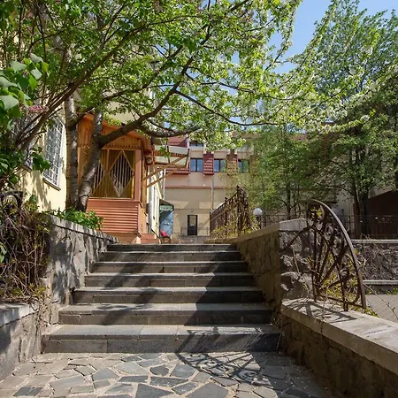 Hostel Trinity & Tours *